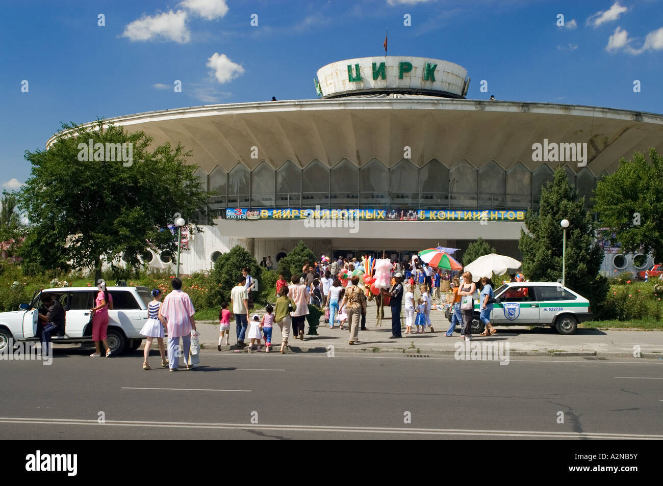 Menschen gehen in den Zirkus Bishkek Frunse Kirgisien Stockfoto