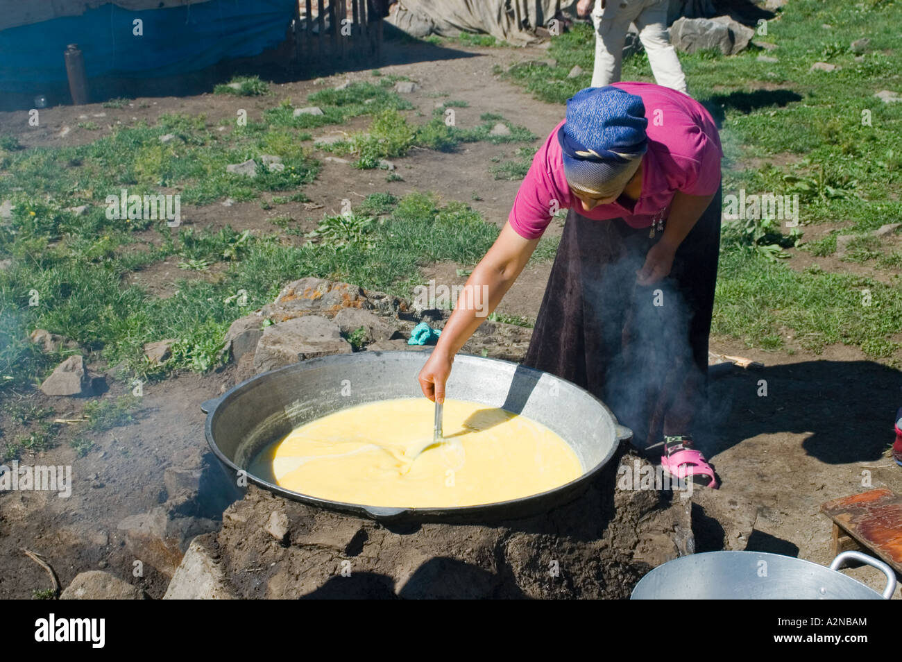 Kirgis Nomad Kochen Milch für die Käseherstellung Tian Shan-Kirgisistan Stockfoto