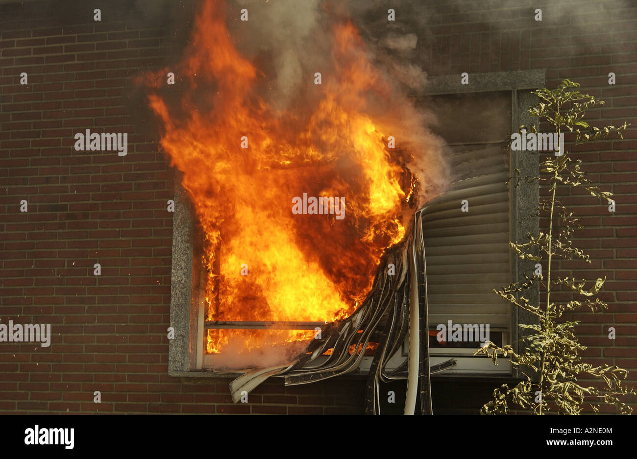 Flammen aus zerbrochenen Fenster des Hauses Stockfoto