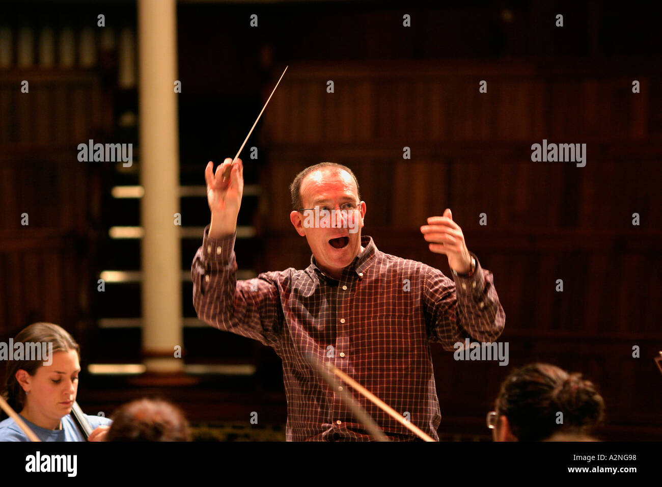 Dirigent Gareth Jones Sinfonia Cymru Tor Cardiff South Wales Stockfoto