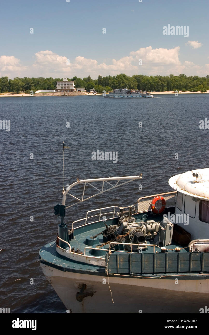 Ukraine Kiew Stadtteil Podil am Hafen Schiff auf dem Fluss Dnepr Fluss mit Strand, blauer Himmel und Wolken 2004 Stockfoto Ukraine Kiew Stadtteil Podil am Hafen Schiff auf dem Fluss Dnepr Fluss mit Strand, blauer Himmel und Wolken 2004 Stockfoto