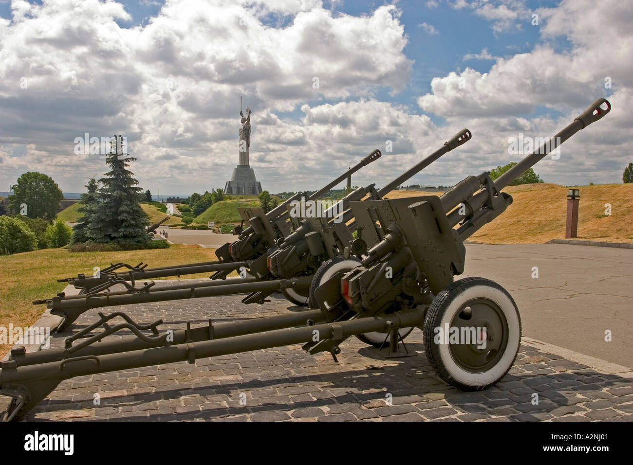 Ukraine Kiew Mutter Heimat monumentale Gedenkstätte 1982 vor Kanonen auf einem großen Platz blaue Himmel und Wolken Park 2004 Stockfoto