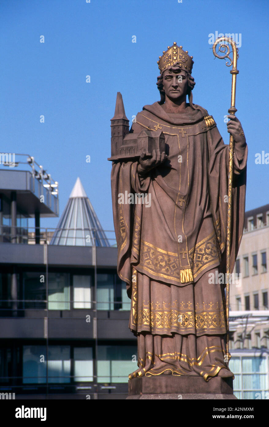 Nahaufnahme von st. Ansgar Statue gegen blauen Himmel, Hamburg, Deutschland Stockfoto