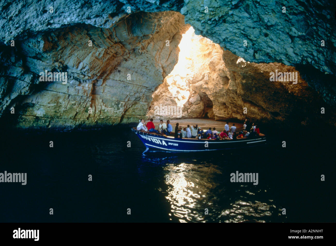 Menschen auf Boot in Grotte Vieste Gargano Apulien Italien Stockfoto