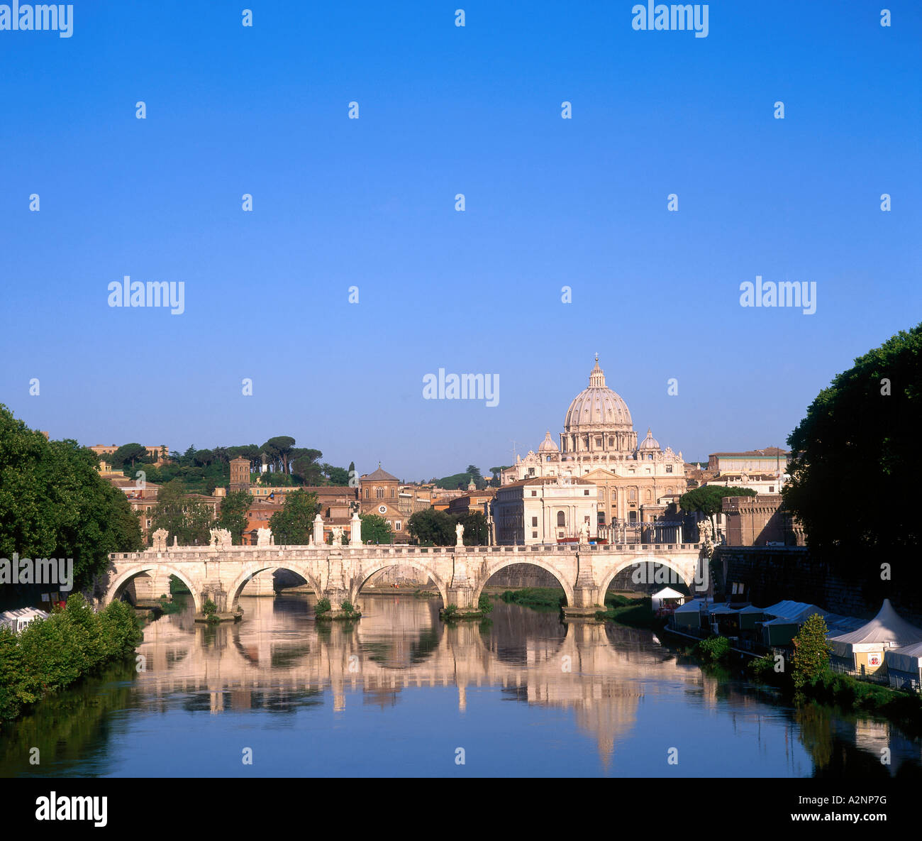 Brücke über den Fluss mit Kirche im Hintergrund, Kathedrale St. Peter, des Flusses Tiber, Ponte Sant'Angelo, Rom, Italien Stockfoto