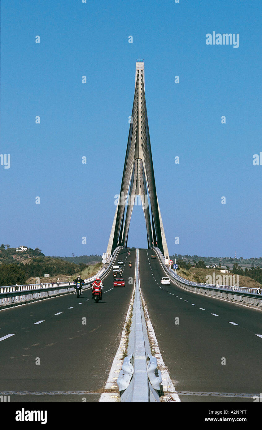 Verkehr auf der Grenzbrücke zwischen Spanien und Portugal, Spanien Stockfoto