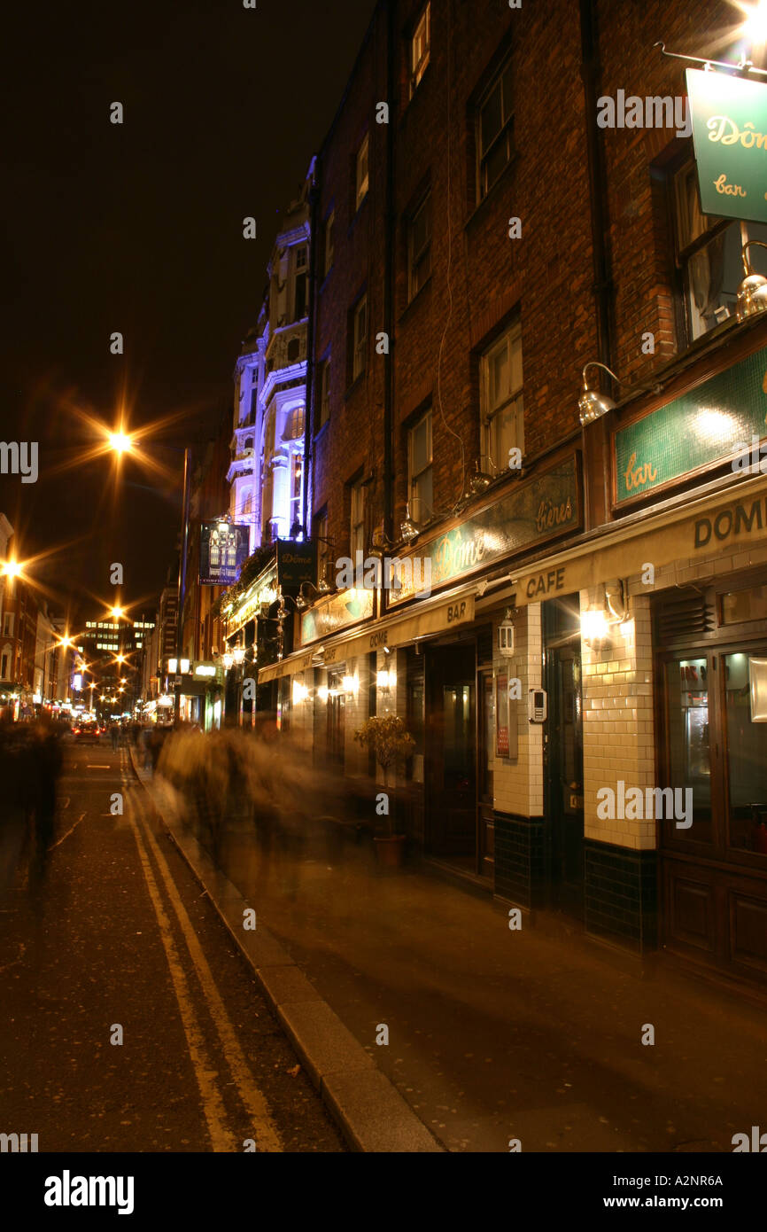 Old Compton Street in Central London im Herzen von Soho in der Nacht Stockfoto