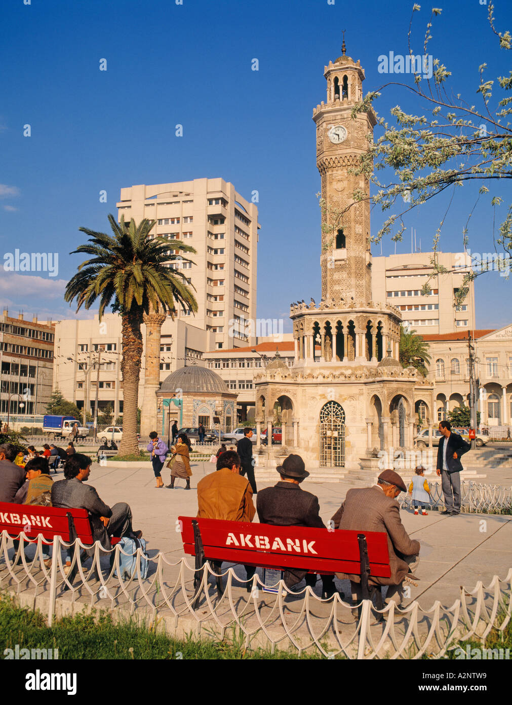 Izmir Türkei Konak Square zeigt die Saat Kulesi oder Clock Tower Stockfoto