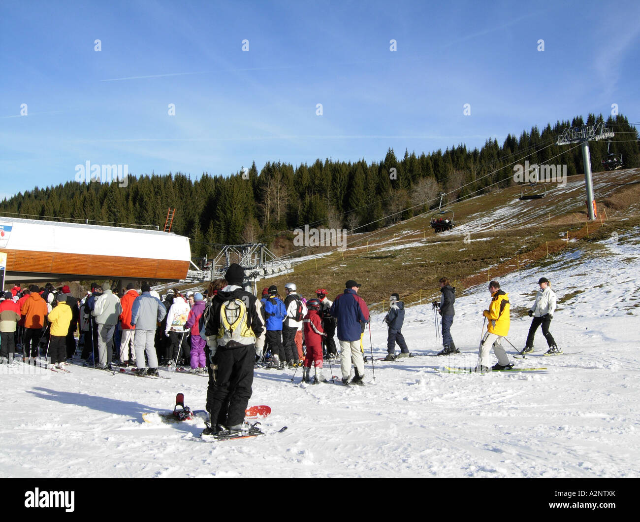 Skifahrer Queing für die Nauchets-Sesselbahn im Skigebiet Les Gets, Weihnachten 2006, wenn die Schneeverhältnisse waren sehr arm Stockfoto