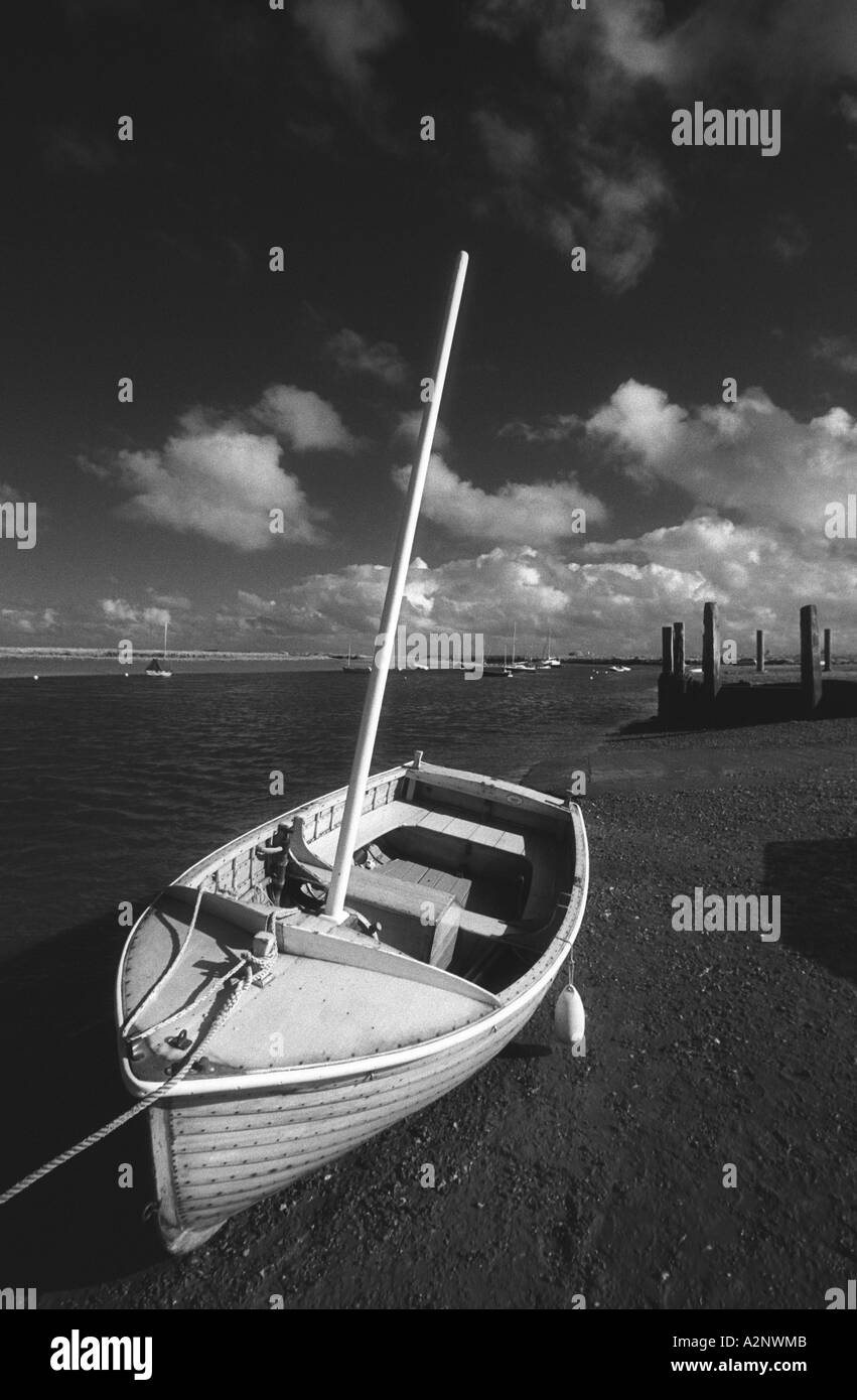 Sommer-Segeln. Yacht vor Anker in Burnham Overy Bäche in Norfolk Stockfoto