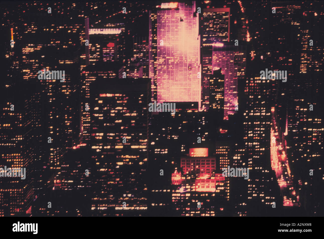 Wolkenkratzer der Stadt bei Nacht NYC Stockfoto