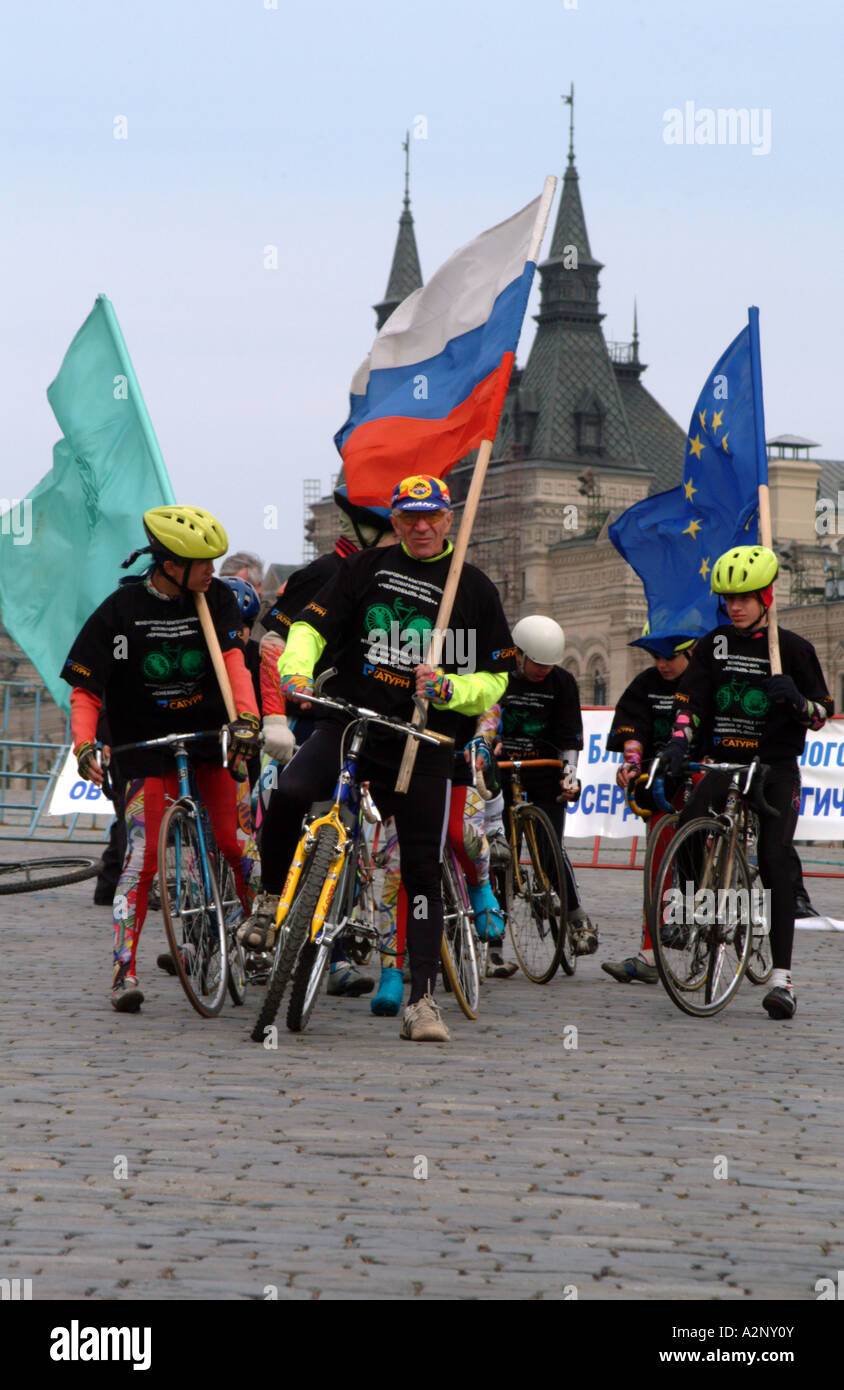 Radfahren für den guten Zweck Radfahrer am Roten Platz Moskau Russland über die Abfahrt auf die nächste Stufe ihrer Fahrt des Friedens Stockfoto