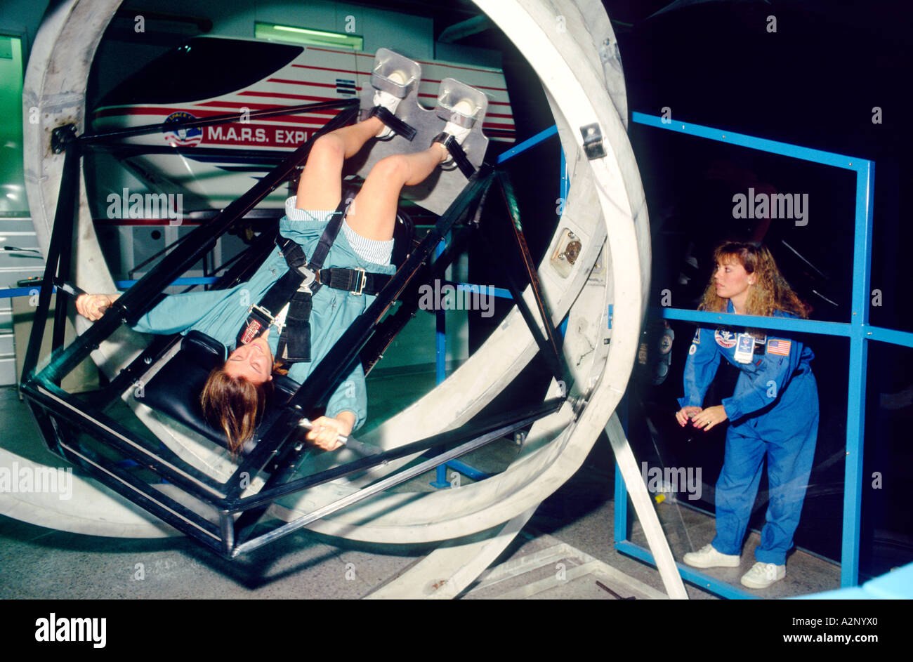 US Space Camp. Erleben Sie Schule Kadetten Drehung Flugsimulator der US Space and Rocket Center, Huntsville, Alabama, USA Stockfoto