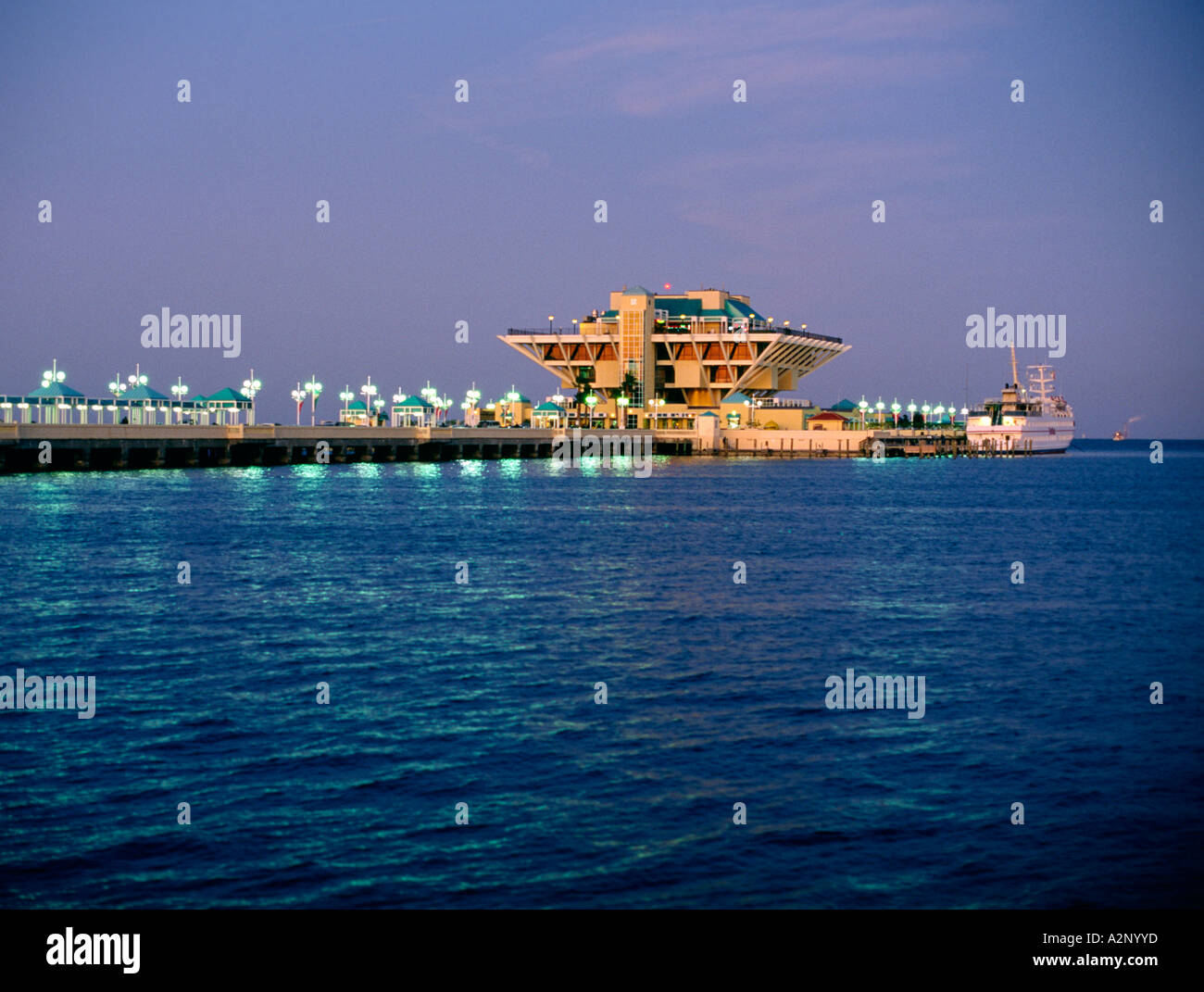 Der Pier Wahrzeichen Anlegestelle komplexe in der Stadt St. Petersburg in Tampa Bay, Florida, USA. Sommerabend Stockfoto