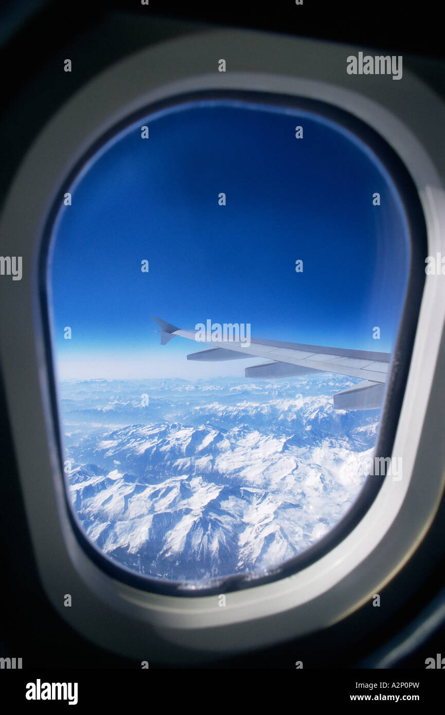 Blick auf Berge von Flugzeug-Fenster Stockfoto