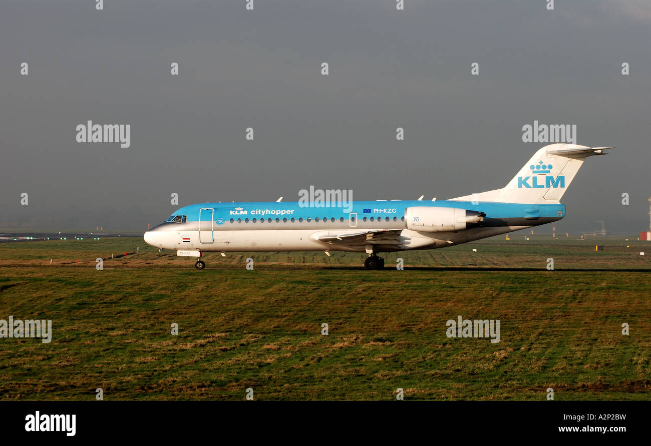 KLM Fokker 70 Flugzeuge Rollen am Flughafen Birmingham, West Midlands, England, UK Stockfoto