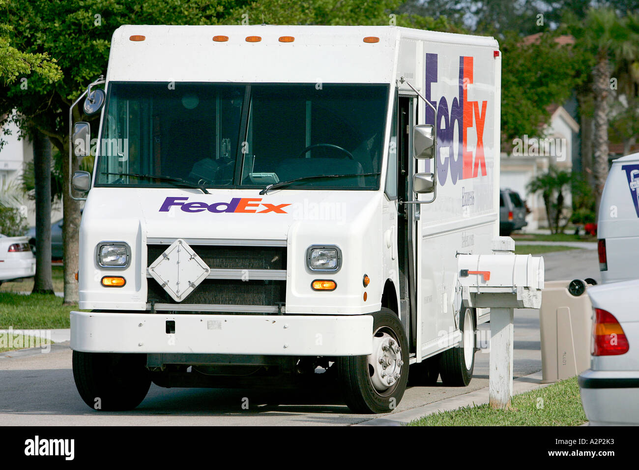 FedEx Busverkehr Auto Fahrzeug-Mailbox Briefkasten Briefkasten postalischen Korrespondenz Versand Lieferung rote Fahne Metall Stockfoto