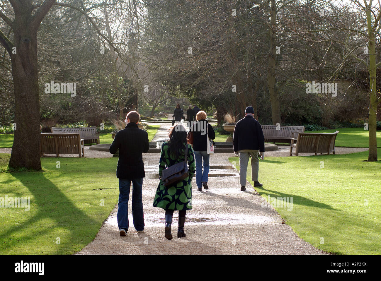 Menschen in Oxford Botanic Gardens im Winter, Oxfordshire, England, UK Stockfoto
