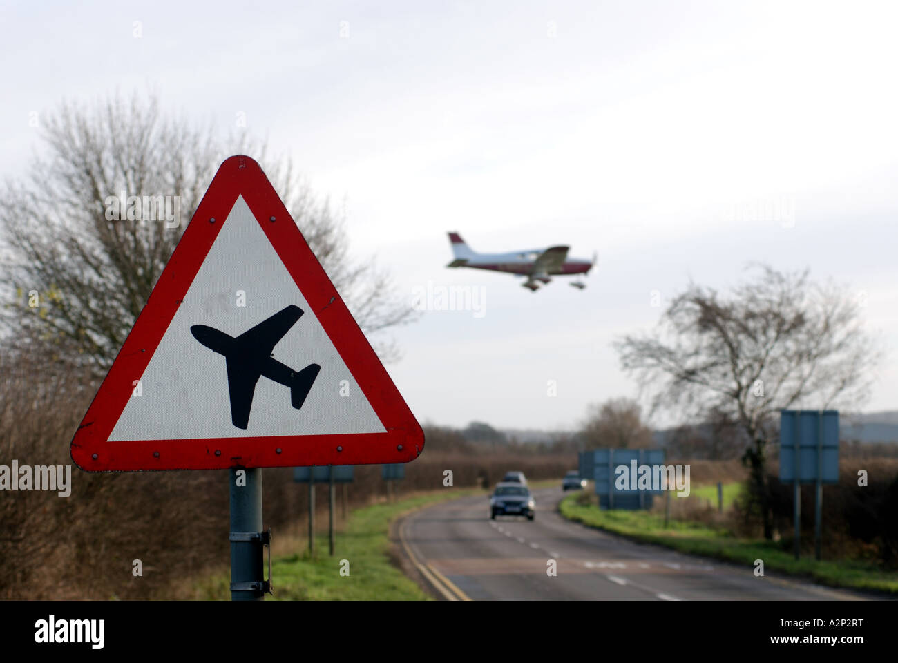 Warnschild niedrig fliegende Flugzeuge Straße bei Wellesbourne Flugplatz, Warwickshire, England, UK Stockfoto