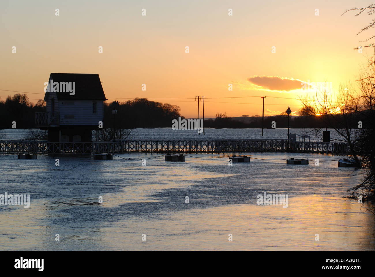 Winter-Sonnenuntergang über Hochwasser bei Tewkesbury, Gloucestershire, England, UK Stockfoto