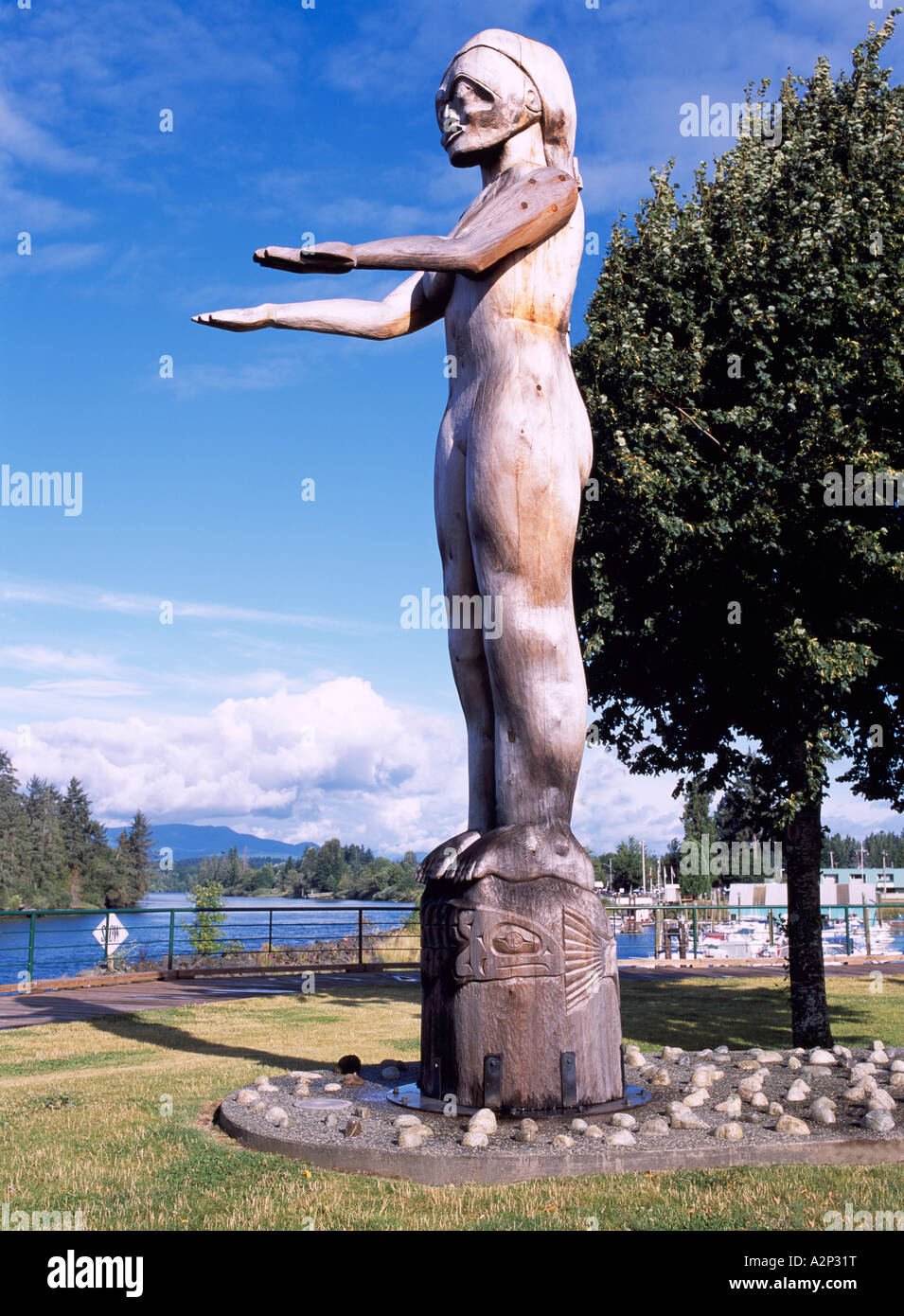 "Begrüße Figur" Totempfahl der Nuu-Chah-Nulth First Nations in Port Alberni auf Vancouver Island in British Columbia Kanada Stockfoto