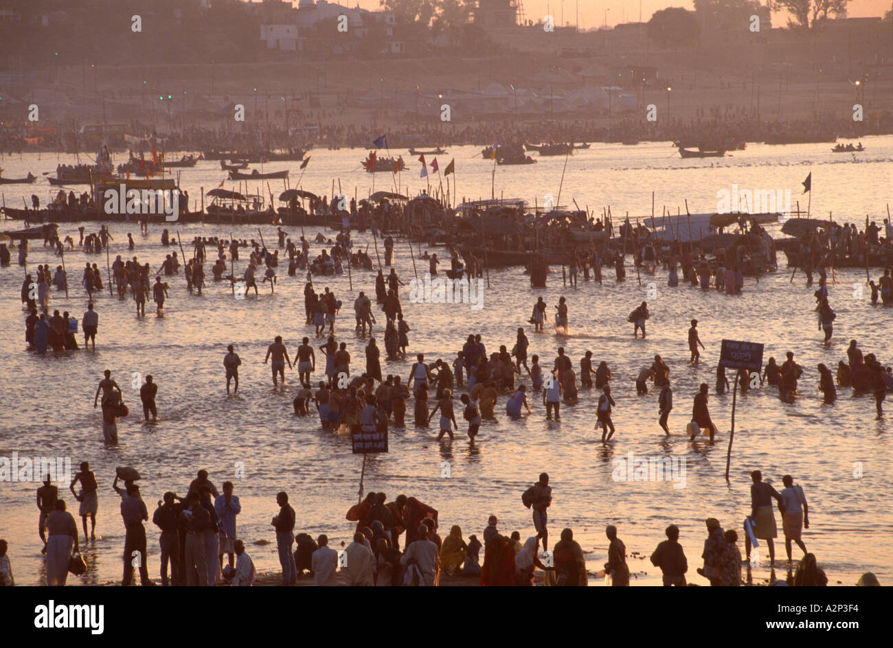 Scharen von Pilgern, Baden in der Sangam bei Sonnenuntergang, Maha Kumbh Mela 2001, Allahabad, Uttar Pradesh, Indien Stockfoto