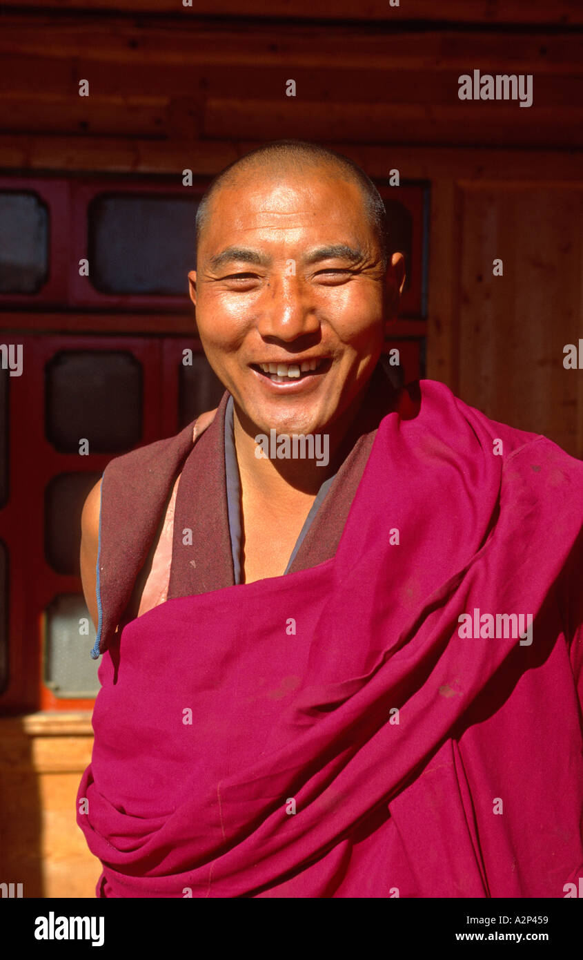 Tibetischen buddhistischen Mönch außerhalb sein Quartier im Amchog Gonpa Kloster auf den Sangke Wiesen in der Nähe von Xiahe, Gansu, China Stockfoto