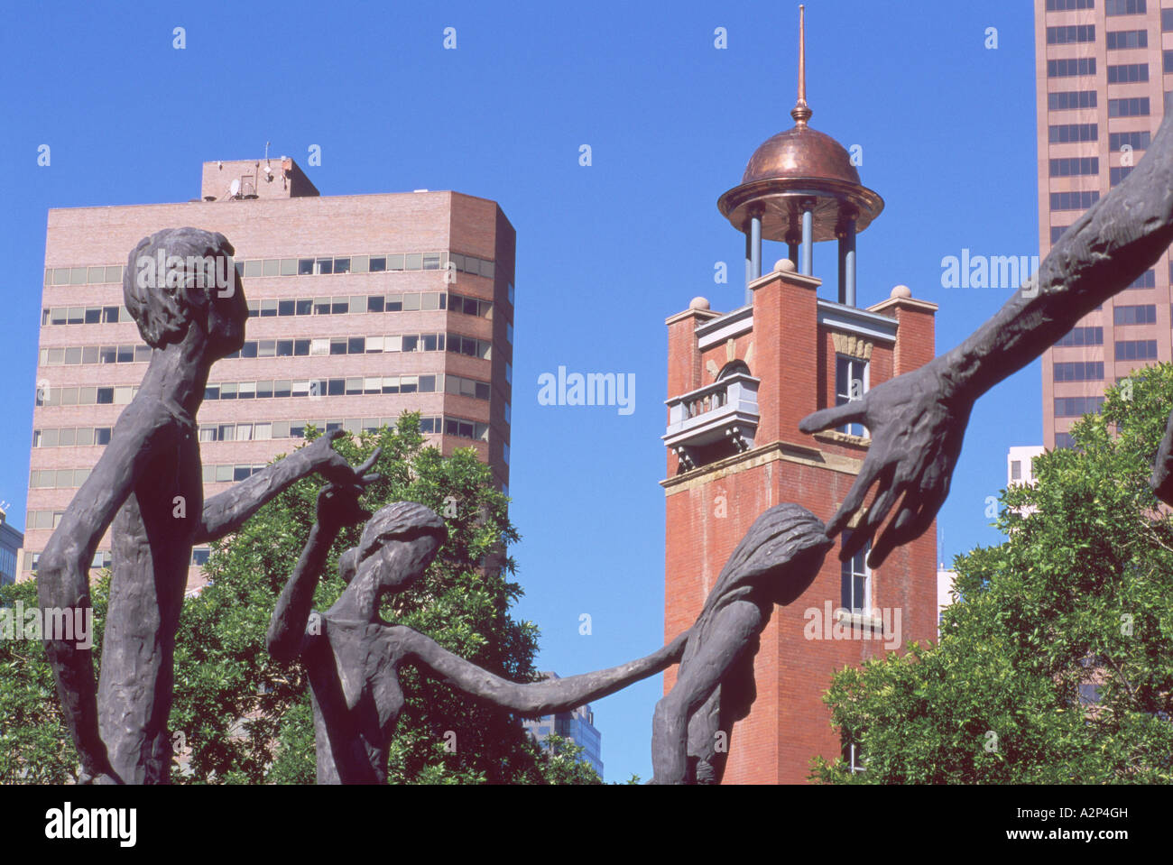 Calgary, Alberta, Kanada - die Familie des Mannes Skulpturen (Künstler Mario Armengol) und historische Feuer Hall #1, Innenstadt in Stadt Stockfoto