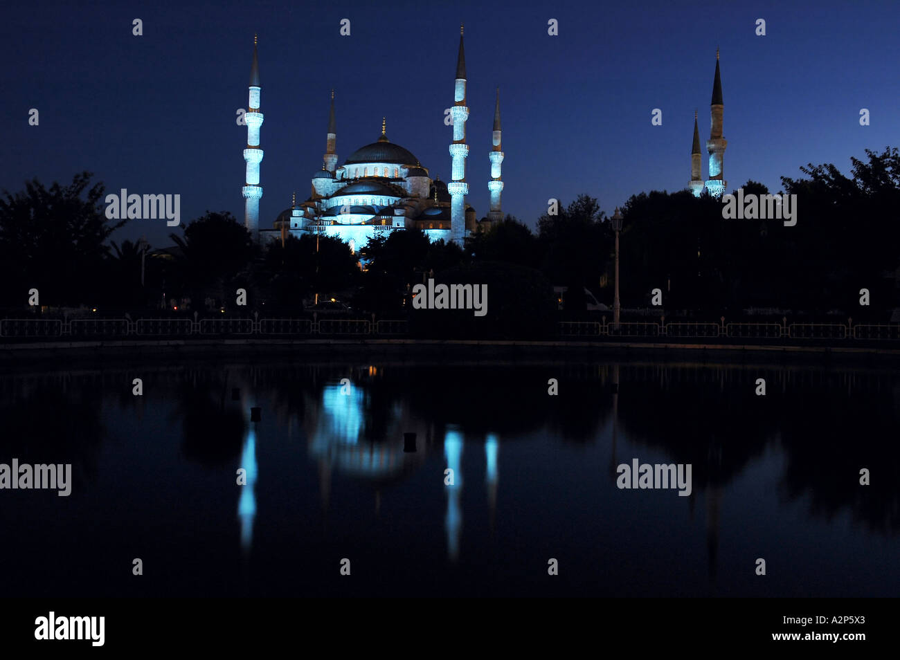 Die blaue Moschee in der Nacht mit Reflexion Istanbul Türkei Stockfoto