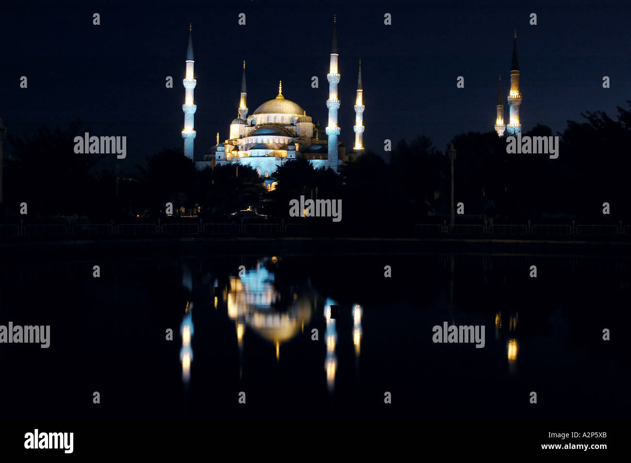 Die blaue Moschee in der Nacht mit Reflexion Istanbul Türkei Stockfoto