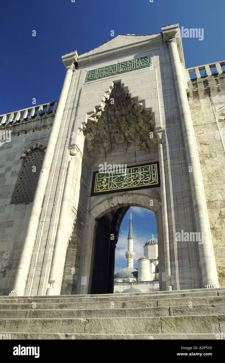 West-Tor der blauen Moschee Sultanahmet, mit Minarett im Hintergrund, Istanbul, Türkei Stockfoto