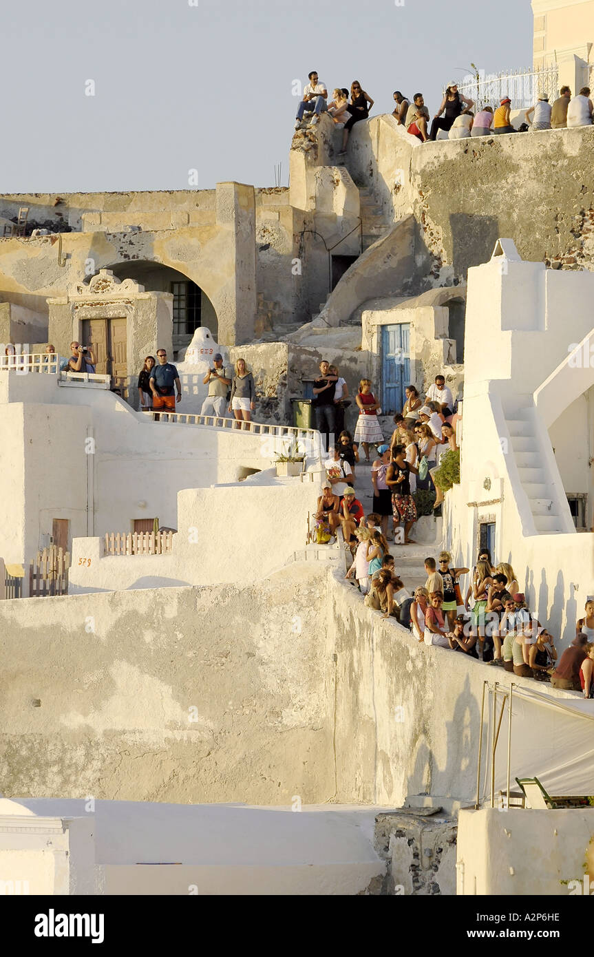 Touristen auf Schritte in Oia abzuwarten, Sonnenuntergang, Santorini, Griechenland Stockfoto