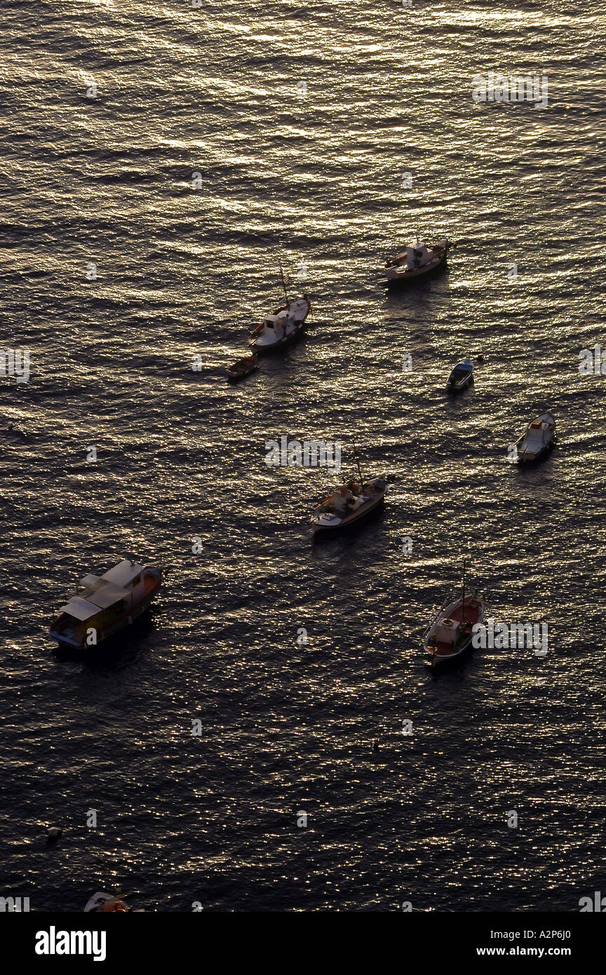 Angelboote/Fischerboote in der Abenddämmerung im Hafen von Oia, Santorini, Griechenland Stockfoto