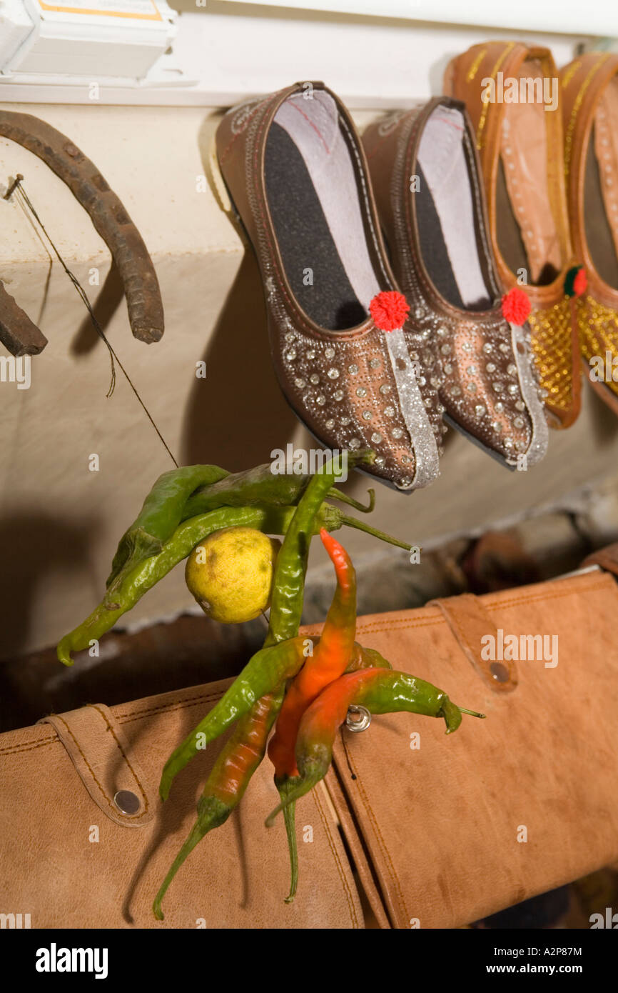 Indien Rajasthan Jaisalmer Basar traditionelle Chili und Zitrone Glückssymbol im Schuhgeschäft Stockfoto