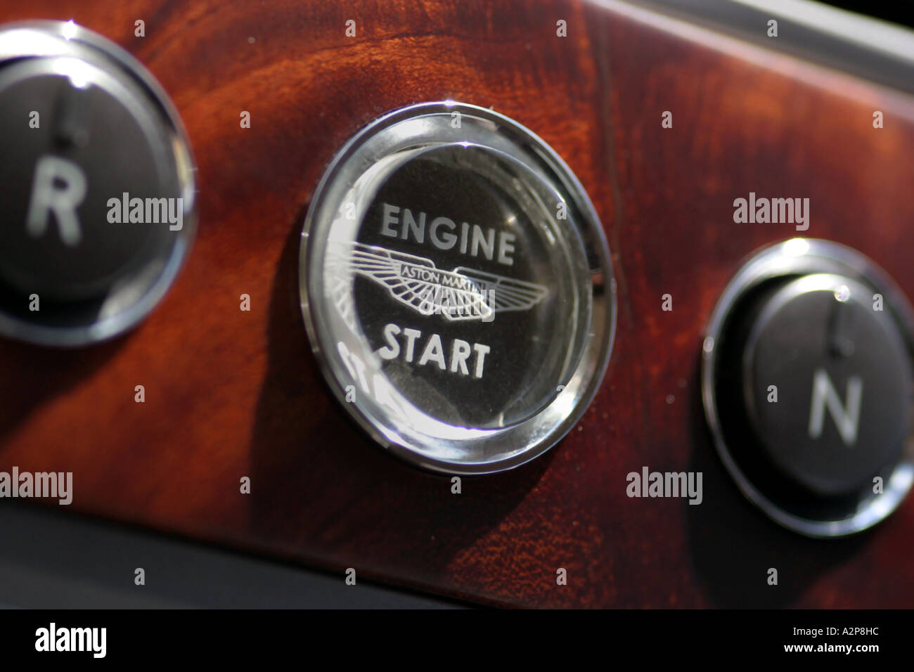 Innenansicht des Dashboard und drücken Sie die start-Taste von einem Aston Martin DB9 Sportwagen Stockfoto