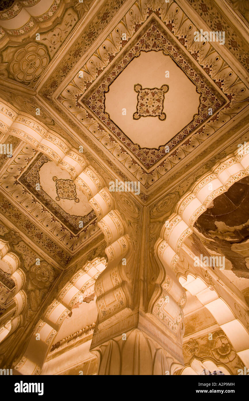 Indien Rajasthan Jodhpur Maha Mandir großen Tempel dekorativen Stuckarbeiten in Surround-Säulen Stockfoto