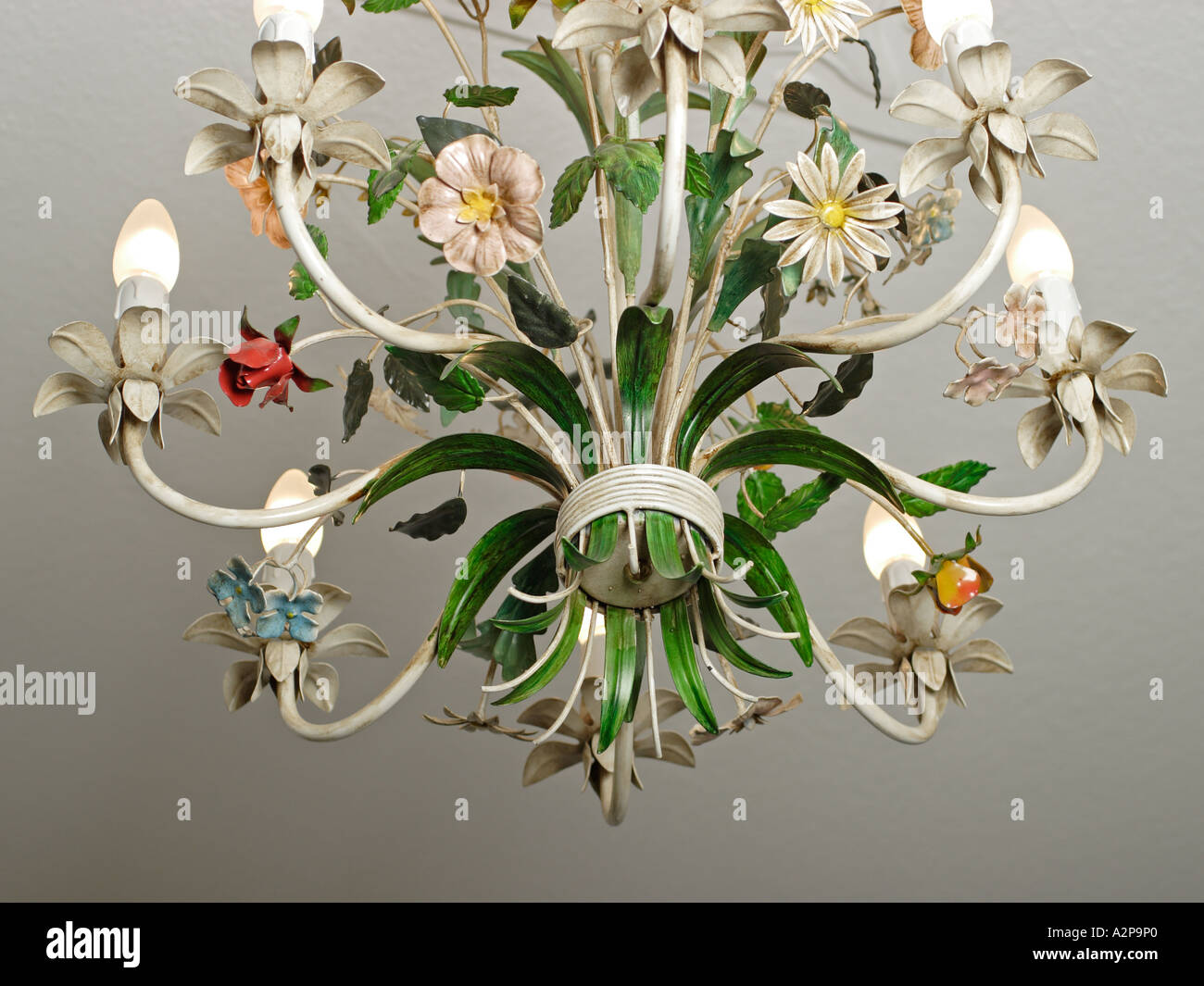 Kronleuchter mit floralen Ornamenten Stockfoto
