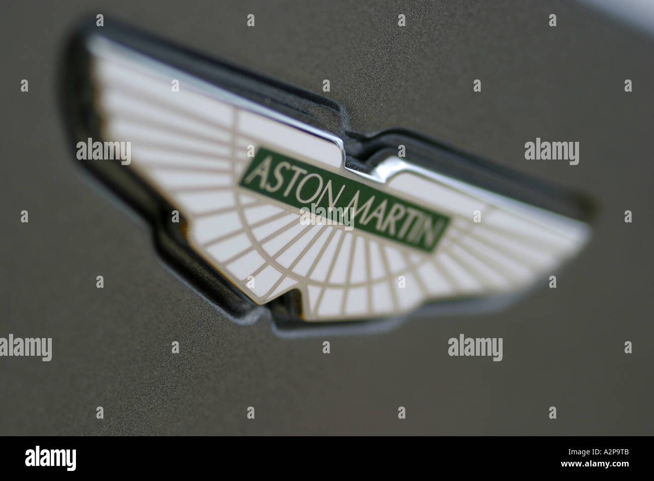 Aston Martin-Abzeichen auf der DB9 Sportwagen Stockfoto