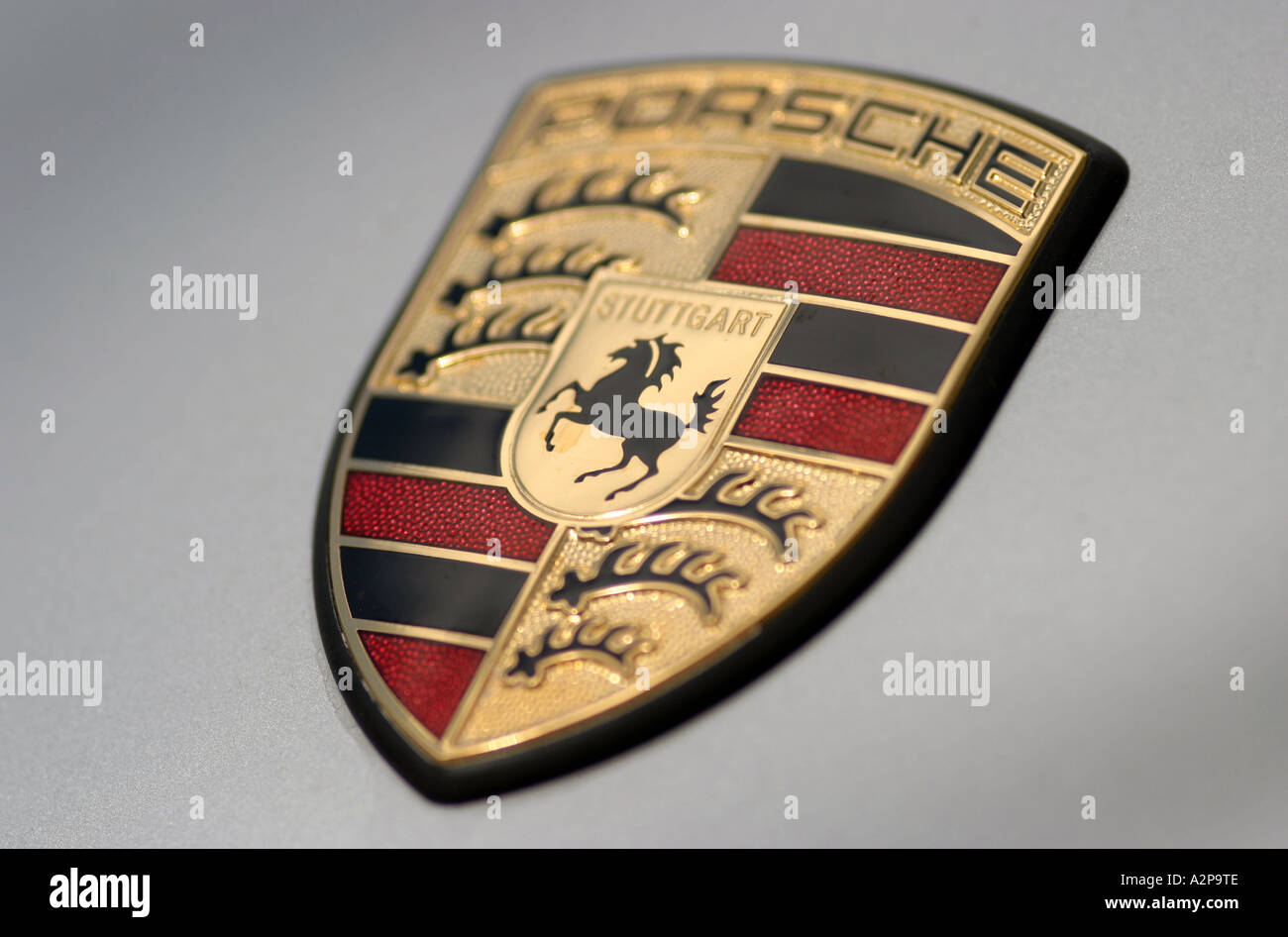 Porsche-Abzeichen auf einen silbernen Porsche Turbo Stockfoto