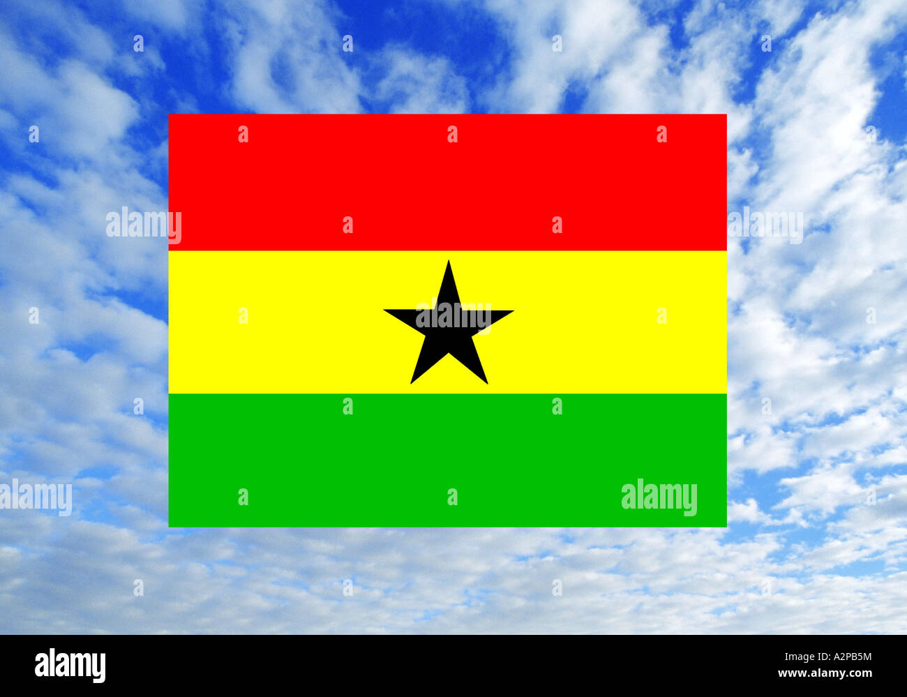 Flagge von Ghana gegen wolkenverhangenen Himmel, Ghana Stockfoto