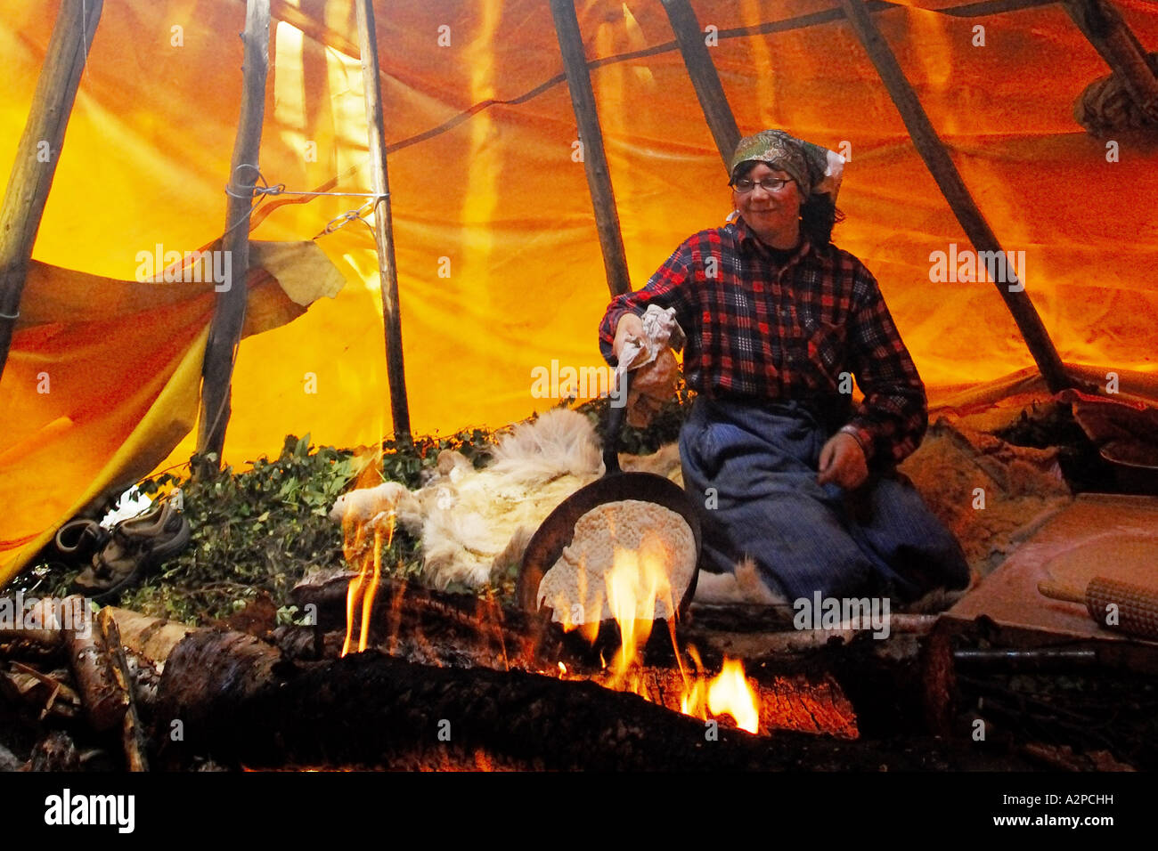 Sami-Frau, die Herstellung von Brot auf traditionelle Weise, Schweden, Lappland Stockfoto