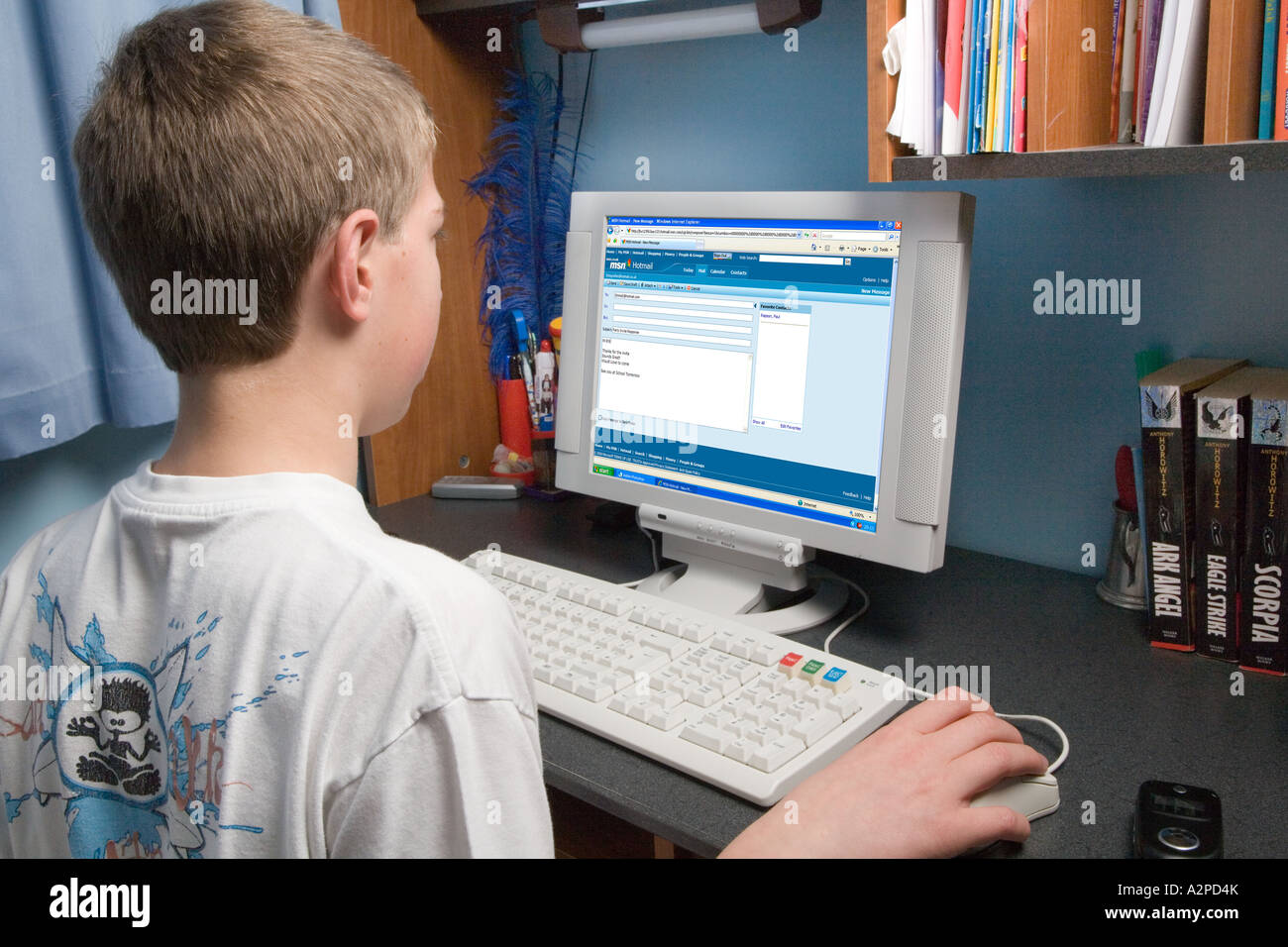 12 Jahre alten weißen britischen Schule Junge MSN e-Mail auf Heimcomputer Stockfoto