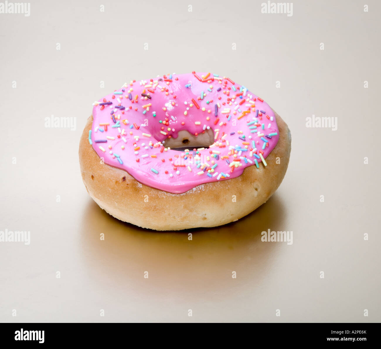 Rosa Geeiste Ring Brötchen oder Donut Stockfoto Rosa Geeiste Ring Brötchen oder Donut Stockfoto