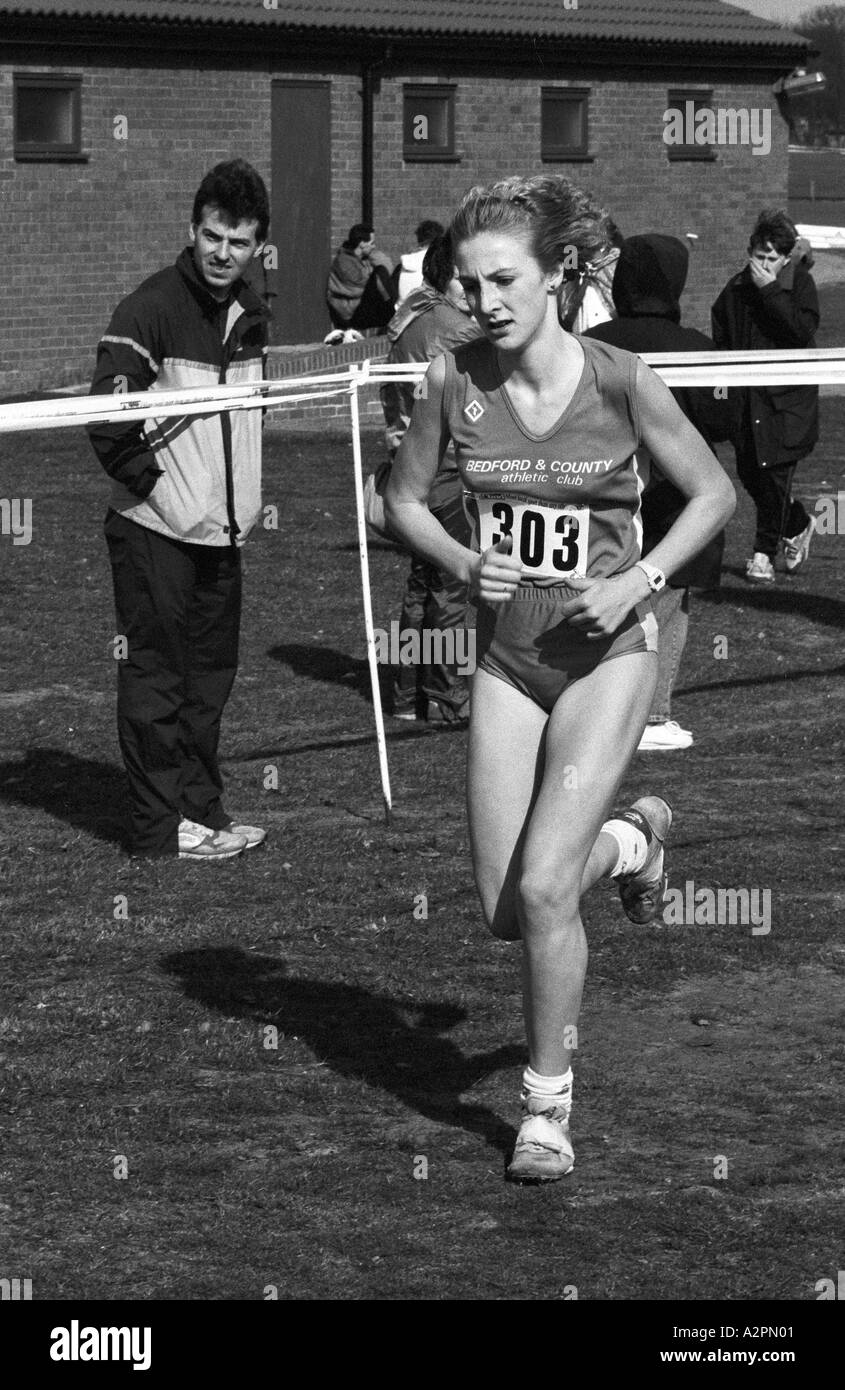 Paula Radcliffe läuft für den Sieg Bedford und County AC Team in den National Cross Country Relays im Berry Park, Mansfield 1990h Stockfoto