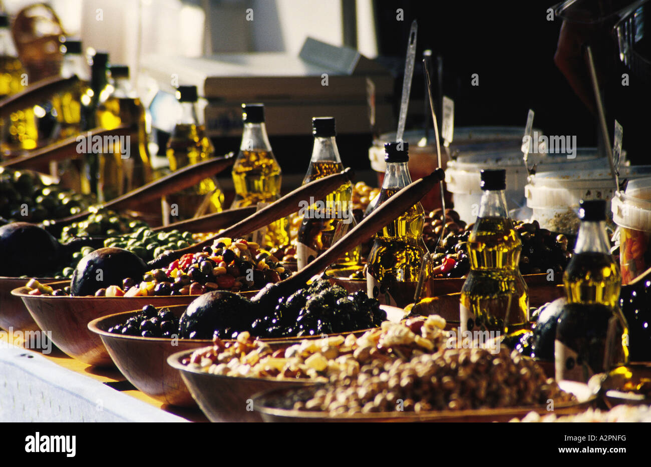 Frischen Oliven & Olivenöl, Correns Markt, Bio-Dorf in der Provence, Var, Südfrankreich Stockfoto