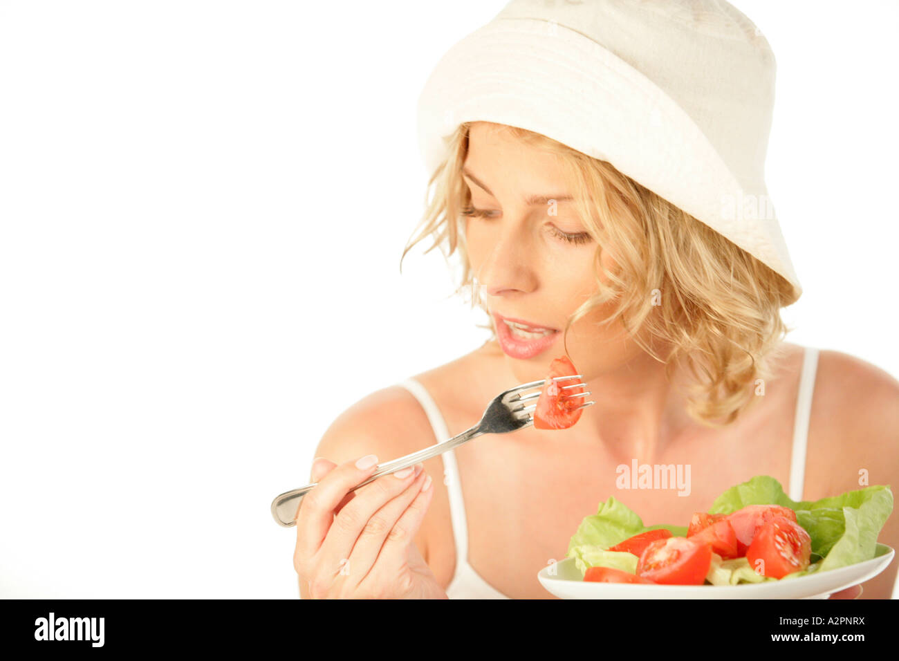 Frau mit Gabel über Teller mit Salat Stockfoto