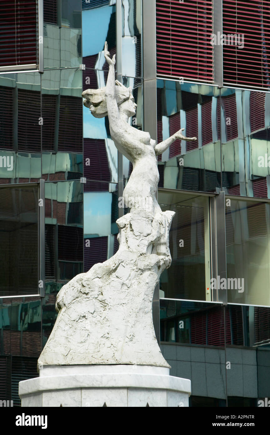 Statue neben der Konrad-Adenauer-Haus-Kirchberg-Plateau, Luxemburg-Stadt Stockfoto