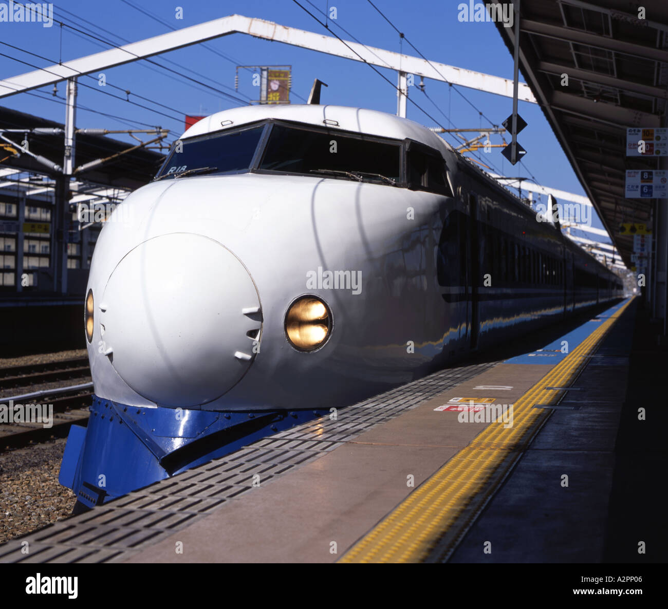 Shinkansen-Hochgeschwindigkeitszug Stockfoto