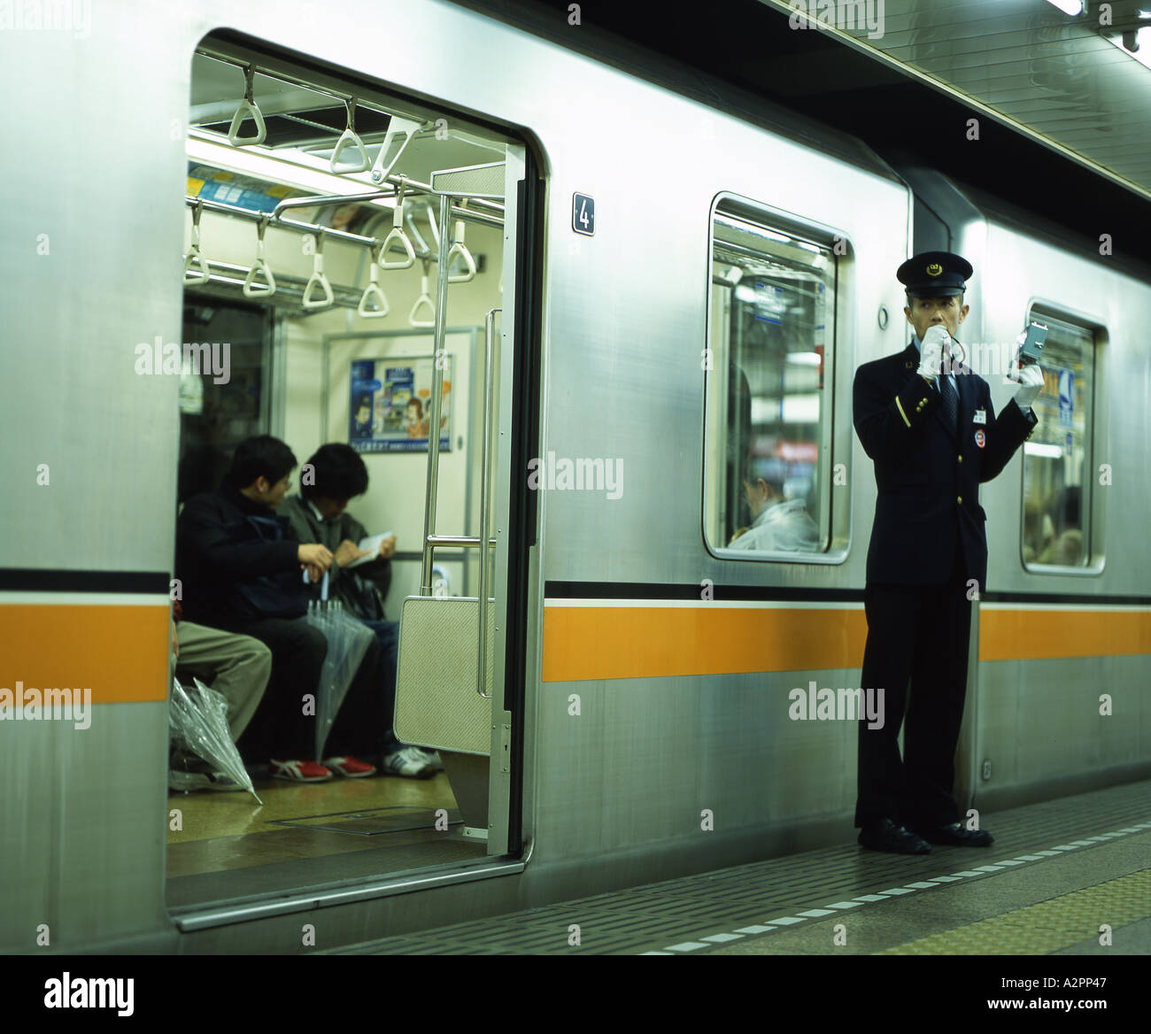 Dirigent in Tokyo Metro Stockfoto