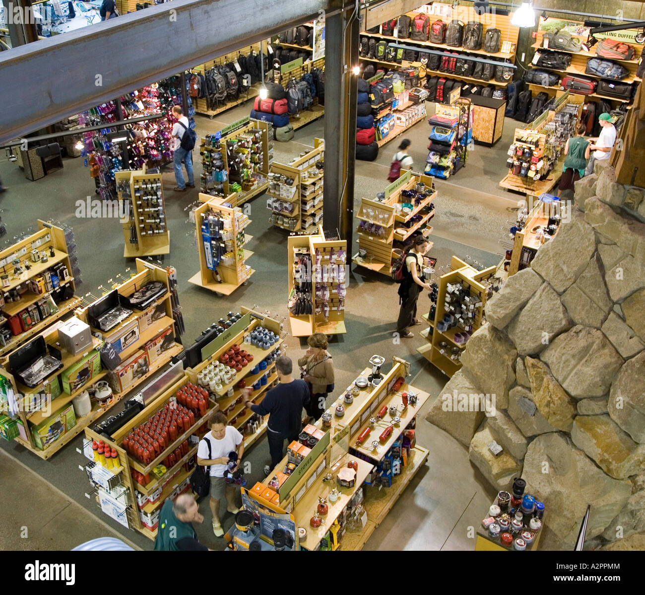Kunden, die beim Wareneingang in Outdoor-Versorgung speichern REI Seattle USA Stockfoto